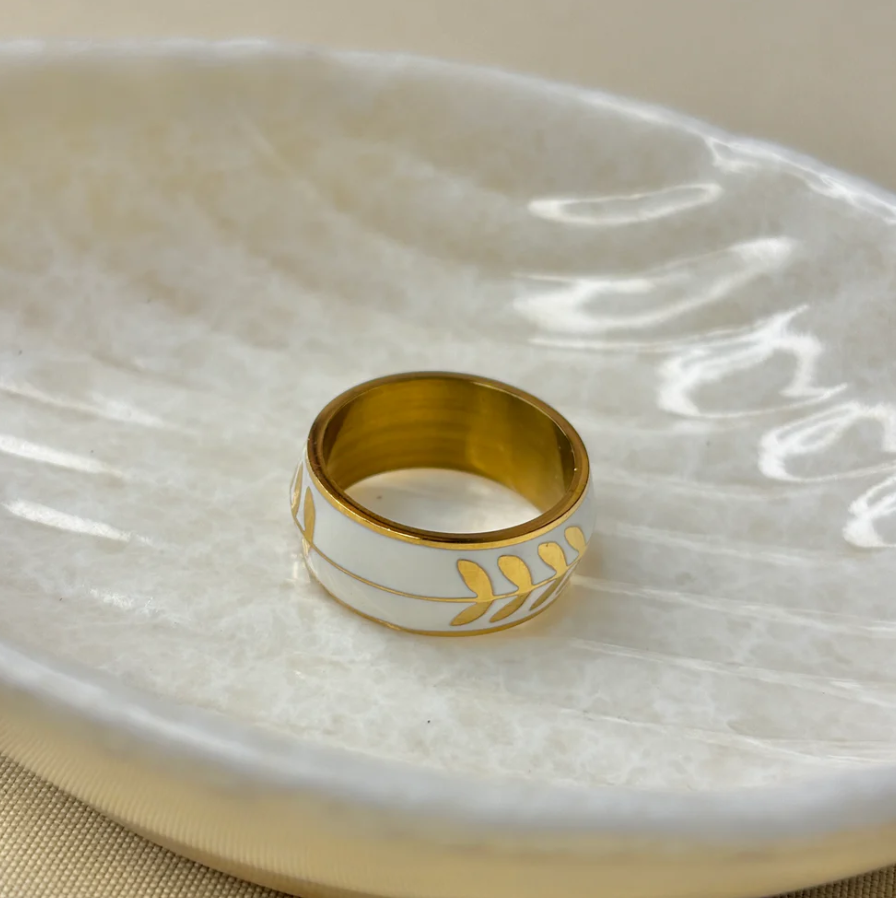 Elegant gold enamel ring